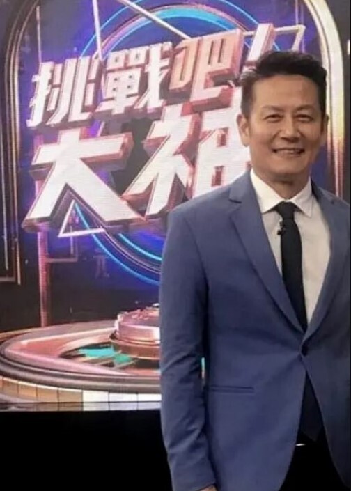 菩提向心觅白领小姐姐上班跳蛋塞逼 - 看看屋
