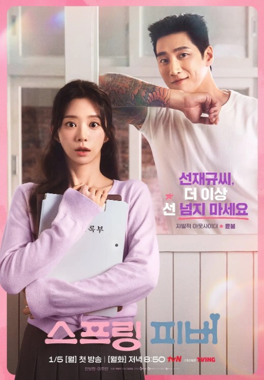 潜入大学女澡堂偷拍好多的美女洗澡换衣服 - 看看屋